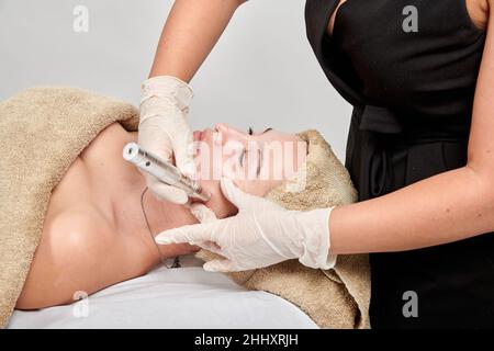 Eine professionelle Masseurin massiert ihre Kundin Stockfoto