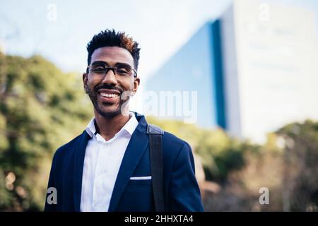 Porträt eines jungen schwarzen Arbeiters, der auf der Straße die Kamera anschaut Stockfoto