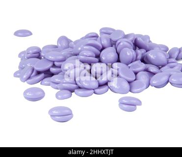 Aromatherapie violett Lavendel Wachs Tropfen für Enthaarung isoliert auf dem weißen Stockfoto