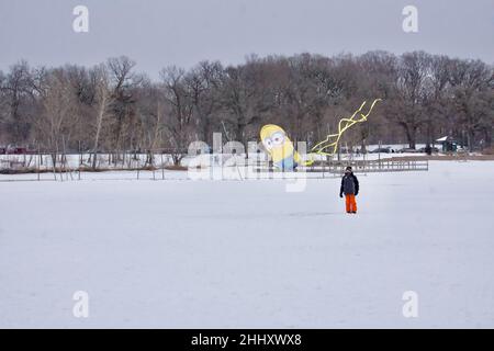 Lake Harriet Winter Kite Festival auf gefrorenem See, im Januar. Spaß an der Erholung trotz kaltem Wetter und eisiger Temperaturen. Minneapolis, Minnesota. Stockfoto