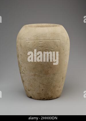 Canopic Jar Inschrift für König Nesibanebdjedet (Smendes) ca. 1070–1044 v. Chr. Dritte mittlere Periode Dieses Kanopische Gefäß ist eines von nur einer Handvoll Objekten, die den Namen des ersten Königs der Dynastie 21, Nesibanebdjedet (Smendes), tragen, und ist für Qebehsenuef, Verkörperung und Beschützer der Leber, eingeschrieben. Der Deckel, der jetzt fehlt, wäre höchstwahrscheinlich in Form eines Falken gewesen, das Tier, das mit dieser Gottheit in Verbindung gebracht wurde. Canopic Jar Inschrift für König Nesibanebdjedet (Smendes) 553732 Stockfoto