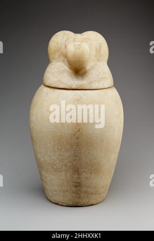 Canopic Glas mit einem Pavian-Kopf Deckel (Hapy) 664–525 v. Chr. in der späten Periode wurden Saite Canopic Gläser gemacht, um die einbalsamierten Eingeweide zu enthalten, die während der Mumifizierung aus dem Körper entfernt wurden. Die Organe wurden unter den Schutz der vier Söhne des Horus gestellt, deren Köpfe die Deckel der Gefäße bilden: Hapy (Paviankopf), Imsety (Menschenkopf), Duamutef (Schakalkopf) und Qebehsenuef (Falkenkopf). Diese Götter wiederum standen unter dem Schutz der Göttinnen Nephthys, Isis, Neith und Selket, Wie die Aufschriften auf den Gläsern sagen. Hören Sie zu, wie Experten die Geschichte dieses Kunstwerks beleuchten Stockfoto