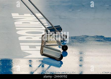 Melbourne, Australien. 26th Januar 2022. Tennis: Grand Slam - Australian Open. Regenwasser wird von einem Platz im Melbourne Park entfernt. Quelle: Frank Molter/dpa/Alamy Live News Stockfoto
