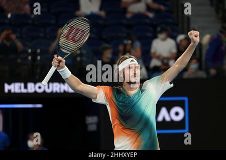 Melbourne, Australien. 26th. Januar 2022. Der griechische Tennisspieler Stefanos Tsitsipas feiert am Mittwoch, den 26. Januar 2022, während des Australian Open-Turniers im Melbourne Park. © Jürgen Hasenkopf / Alamy Live News Stockfoto