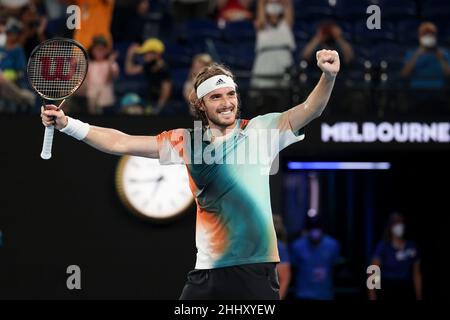 Melbourne, Australien. 26th. Januar 2022. Der griechische Tennisspieler Stefanos Tsitsipas feiert am Mittwoch, den 26. Januar 2022, während des Australian Open-Turniers im Melbourne Park. © Jürgen Hasenkopf / Alamy Live News Stockfoto