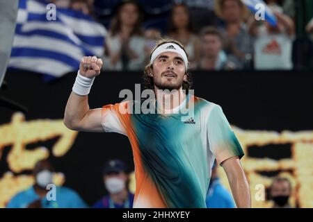 Melbourne, Australien. 26th. Januar 2022. Der griechische Tennisspieler Stefanos Tsitsipas feiert am Mittwoch, den 26. Januar 2022, während des Australian Open-Turniers im Melbourne Park. © Jürgen Hasenkopf / Alamy Live News Stockfoto