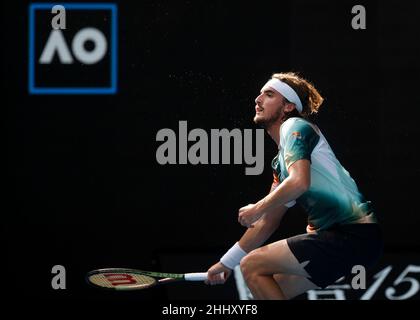Melbourne, Australien. 26th. Januar 2022. Der griechische Tennisspieler Stefanos Tsitsipas in Aktion während des Australian Open Turniers im Melbourne Park am Mittwoch, den 26. Januar 2022. © Jürgen Hasenkopf / Alamy Live News Stockfoto