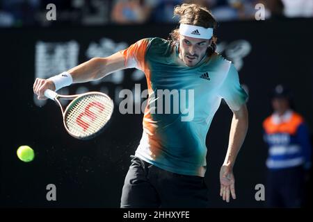 Melbourne, Australien. 26th. Januar 2022. Der griechische Tennisspieler Stefanos Tsitsipas in Aktion während des Australian Open Turniers im Melbourne Park am Mittwoch, den 26. Januar 2022. © Jürgen Hasenkopf / Alamy Live News Stockfoto