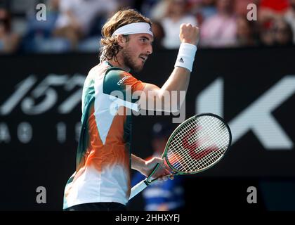 Melbourne, Australien. 26th. Januar 2022. Der griechische Tennisspieler Stefanos Tsitsipas feiert am Mittwoch, den 26. Januar 2022, während des Australian Open-Turniers im Melbourne Park. © Jürgen Hasenkopf / Alamy Live News Stockfoto