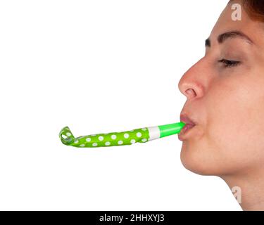 Mädchen mit Party Whistle Noismaker isoliert auf dem weißen Stockfoto