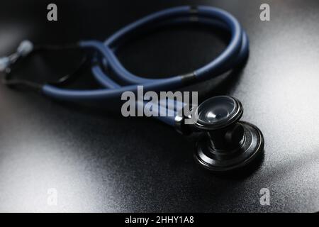 Arzt Stethoskop-Geräte auf dunkler Oberfläche, Werkzeug für die Patientendiagnostik Stockfoto