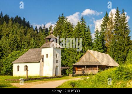 Historische Kapelle in der Nähe von Vychylovka Dorf in der Region Kysuce, Slowakei, Europa. Stockfoto