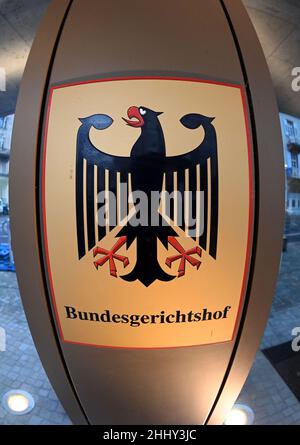 26. Januar 2022, Baden-Württemberg, Karlsruhe: Ein Schild mit einem Bundesadler und dem Schriftzug Bundesgerichtshof, aufgenommen vor dem Bundesgerichtshof (BGH) (Foto mit Fischaugenlinse). Der vierte Zivilsenat verhört einen Fall darüber, ob ein Gastronom Anspruch auf Ansprüche aus einer Geschäftsschließungspolice aufgrund korona-bedingter Sperren hat. Es handelt sich um ein Restaurant in Schleswig-Holstein, das aufgrund der Landesverordnung vom 17. März 2020 nur einen Lieferservice anbieten konnte. Der Kläger war in den unteren Gerichten erfolglos. Foto: Uli De Stockfoto