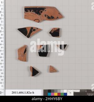 Terrakotta-Fragmente einer Kylix (Trinkbecher) 520–500 v. Chr. Griechisch, attisches Äußeres, Krieger. Terrakotta-Fragmente einer Kylix (Trinkbecher) 667559 Stockfoto