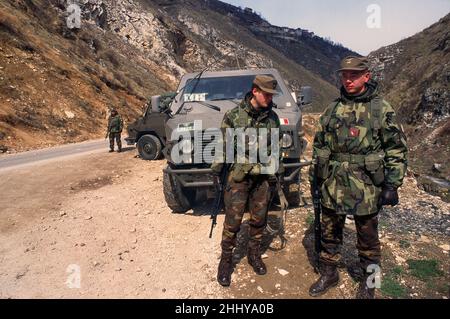 - NATO-Intervention in Bosnien-Herzegowina, italienische Armee Alpini auf Patrouille bei Sarajevo (März 1998) - Intervento NATO in Bosnien-Herzegowina, Alpini dell'esercito italiano in pattuglia nei pressi di Sarajevo (marzo1998) Stockfoto