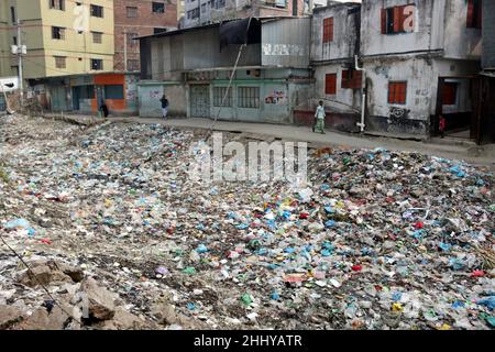 Dhaka, Bangladesch, 25. Januar 2022. Die Menschen gehen über eine Brücke über ein verschmutztes Gebiet, und Kinder gehen über ein verschmutztes Gebiet, während sie Plastikmaterialien sammeln in Dhaka, Bangladesch, 25. Januar 2022. Foto von Habibur Rahman/ABACAPRESS.COM Stockfoto