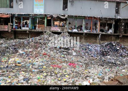 Dhaka, Bangladesch, 25. Januar 2022. Die Menschen gehen über eine Brücke über ein verschmutztes Gebiet, und Kinder gehen über ein verschmutztes Gebiet, während sie Plastikmaterialien sammeln in Dhaka, Bangladesch, 25. Januar 2022. Foto von Habibur Rahman/ABACAPRESS.COM Stockfoto