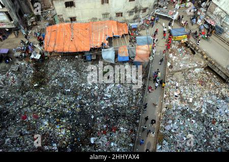 Dhaka, Bangladesch, 25. Januar 2022. Die Menschen gehen über eine Brücke über ein verschmutztes Gebiet, und Kinder gehen über ein verschmutztes Gebiet, während sie Plastikmaterialien sammeln in Dhaka, Bangladesch, 25. Januar 2022. Foto von Habibur Rahman/ABACAPRESS.COM Stockfoto