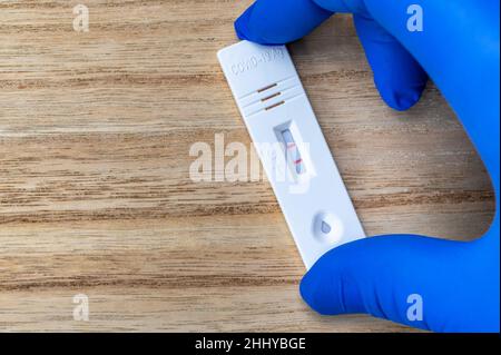 Positives Testergebnis eines Covid 19-Schnelltests mit Kopierraum Stockfoto