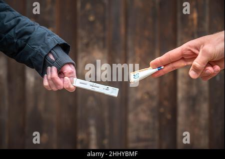 Geben Sie einen negativen Antigenschnelltest ein, um Ihre eigene Gesundheit zu beweisen Stockfoto