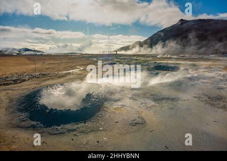 Fumarole Feld in Hverir Geothermie Zone Island. Berühmte Touristenattraktion Stockfoto