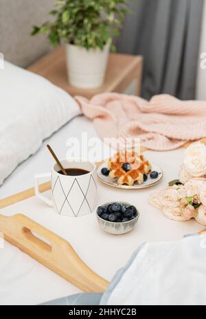 Wiener Waffeln und Kaffee im Bett. Frühstück am Morgen. Stockfoto