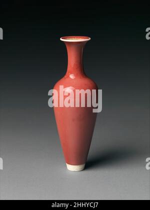 Vase Ende des 17th.–Anfang des 18th. Jahrhunderts China wie schon früher in Europa, als amerikanische Sammler wie Altman begannen, chinesische Porzellane zu sammeln, beauftragten sie oft elegante Halterungen, um diese wertvollen Stücke zu halten und auszustellen. Vase 42225 Stockfoto
