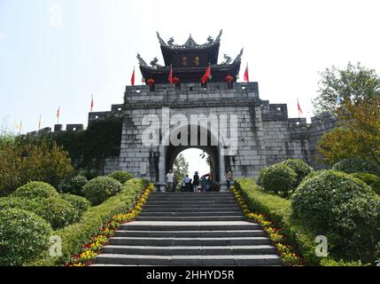 Guiyang, Guiyang, China. 26th Januar 2022. Die antike Stadt Qingyan, eine der vier antiken Städte in Guizhou, liegt im südlichen Vorort der Stadt Guiyang, Provinz Guizhou. Es wurde im Jahr 10th von Hongwu in der Ming-Dynastie (1378) erbaut. Es war ursprünglich eine militärische Festung. Die alten Gebäude der Ming- und Qing-Dynastien mit exquisitem Design und exquisiter Verarbeitung werden in der antiken Stadt durchzogen, mit Tempeln, Pavillons, bemalten Säulen und geschnitzten Balken, fliegenden Winkeln und Doppelpfeilern. Die antike Stadt ist voller Menschen und Kultur, darunter der historische Star Zhou Yuh Stockfoto