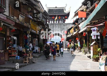 Guiyang, Guiyang, China. 26th Januar 2022. Die antike Stadt Qingyan, eine der vier antiken Städte in Guizhou, liegt im südlichen Vorort der Stadt Guiyang, Provinz Guizhou. Es wurde im Jahr 10th von Hongwu in der Ming-Dynastie (1378) erbaut. Es war ursprünglich eine militärische Festung. Die alten Gebäude der Ming- und Qing-Dynastien mit exquisitem Design und exquisiter Verarbeitung werden in der antiken Stadt durchzogen, mit Tempeln, Pavillons, bemalten Säulen und geschnitzten Balken, fliegenden Winkeln und Doppelpfeilern. Die antike Stadt ist voller Menschen und Kultur, darunter der historische Star Zhou Yuh Stockfoto