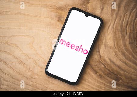 Meesho-Anwendung auf dem Smartphone. Aufnahme aus dem oberen Winkel. Meesho ist ein indisches Social-Commerce-Unternehmen Stockfoto