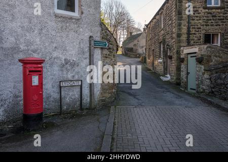 Ein Briefkasten in Lydgate in Eyam, dem „Pestdorf“, Peak District National Park, Derbyshire Stockfoto