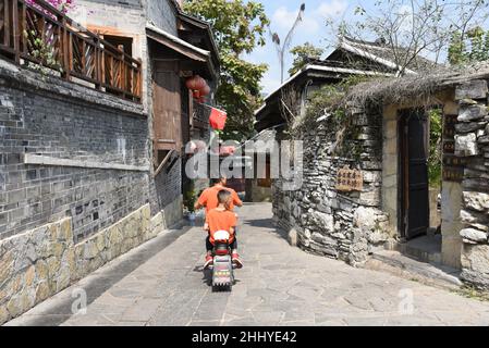 Guiyang, Guiyang, China. 26th Januar 2022. Die antike Stadt Qingyan, eine der vier antiken Städte in Guizhou, liegt im südlichen Vorort der Stadt Guiyang, Provinz Guizhou. Es wurde im Jahr 10th von Hongwu in der Ming-Dynastie (1378) erbaut. Es war ursprünglich eine militärische Festung. Die alten Gebäude der Ming- und Qing-Dynastien mit exquisitem Design und exquisiter Verarbeitung werden in der antiken Stadt durchzogen, mit Tempeln, Pavillons, bemalten Säulen und geschnitzten Balken, fliegenden Winkeln und Doppelpfeilern. Die antike Stadt ist voller Menschen und Kultur, darunter der historische Star Zhou Yuh Stockfoto