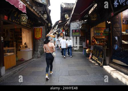 Guiyang, Guiyang, China. 26th Januar 2022. Die antike Stadt Qingyan, eine der vier antiken Städte in Guizhou, liegt im südlichen Vorort der Stadt Guiyang, Provinz Guizhou. Es wurde im Jahr 10th von Hongwu in der Ming-Dynastie (1378) erbaut. Es war ursprünglich eine militärische Festung. Die alten Gebäude der Ming- und Qing-Dynastien mit exquisitem Design und exquisiter Verarbeitung werden in der antiken Stadt durchzogen, mit Tempeln, Pavillons, bemalten Säulen und geschnitzten Balken, fliegenden Winkeln und Doppelpfeilern. Die antike Stadt ist voller Menschen und Kultur, darunter der historische Star Zhou Yuh Stockfoto