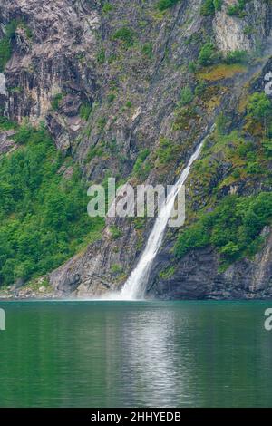 VALLDAL, NORWEGEN - 2020. JUNI 06. Wasserfall vom Berg in den Fjord. Stockfoto