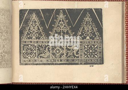 Corona delle Nobili et Virtuose Donne: Libro I-IV, Seite 41 (recto) 1601 Cesare Vecellio Italienisch Herausgegeben von Cesare Vecellio, Italienisch, Pieve di Cadore 1521-1601 Venedig, Venedig.von oben nach unten und von links nach rechts:Design bestehend aus 2 horizontalen Registern. Das obere Register ist mit 3 verzierten Dreiecken verziert. Das untere Register ist mit 5 Quadraten verziert, die mit verschiedenen floralen Motiven verziert sind. Corona delle Nobili et Virtuose Donne: Libro I-IV, Seite 41 (recto) 661841 Stockfoto
