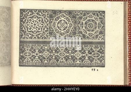 Corona delle Nobili et Virtuose Donne: Libro I-IV, Seite 50 (recto) 1601 Cesare Vecellio Italienisch Herausgegeben von Cesare Vecellio, Italienisch, Pieve di Cadore 1521-1601 Venedig, Venedig.von oben nach unten und von links nach rechts:Design bestehend aus 2 horizontalen Registern. Das obere Register ist mit 3 Blumen geschmückt, die in einem Achteck umrahmt sind. Das untere Register ist mit einem Muster aus Blumen innerhalb von Sechsecken, Blumen mit zentralen kreisförmigen Elementen und Diamanten, die ein Quadrat umrahmen, verziert. Corona delle Nobili et Virtuose Donne: Libro I-IV, Seite 50 (recto) 661853 Stockfoto