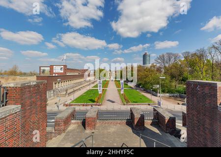 Düsseldorf - Ansicht von der Konzerthalle, welche Formen der visuellen Achse auf die ehrenamtlichen Court, einen Expressionistischen Bau und Garten Ensemble aus den zwanziger Jahren, Stockfoto