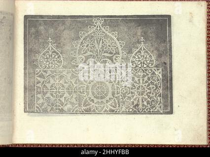 Corona delle Nobili et Virtuose Donne: Libro I-IV, Seite 4 (recto) 1601 Cesare Vecellio Italienisch Published by Cesare Vecellio, Italienisch, Pieve di Cadore 1521-1601 Venedig, Venedig.von oben nach unten und von links nach rechts:das Design besteht aus 3 kopfüber verziertem Herzmotiv in der Mitte mit einem floralen Element, Die auf einem Rechteck aus 3 Quadraten sitzen, die jeweils mit einem zentralen Blumenmotiv verziert sind. Corona delle Nobili et Virtuose Donne: Libro I-IV, Seite 4 (recto) 661793 Stockfoto