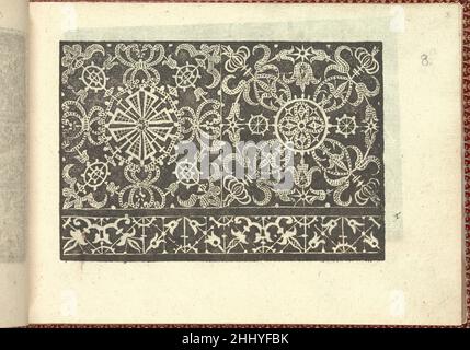 Corona delle Nobili et Virtuose Donne: Libro I-IV, Seite 8 (recto) 1601 Cesare Vecellio Italienisch Herausgegeben von Cesare Vecellio, Italienisch, Pieve di Cadore 1521-1601 Venedig, Venedig.von oben nach unten und von links nach rechts:Design bestehend aus 2 horizontalen Registern. Das obere Register ist in Hälften geteilt, jede Hälfte ist mit einem aufwendigen Blumenmotiv verziert. Das untere Register ist mit einem Blumenmuster verziert, das an den Reben befestigt ist. Corona delle Nobili et Virtuose Donne: Libro I-IV, Seite 8 (recto) 661797 Stockfoto