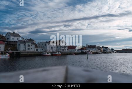 Häuser in einem norwegischen Hafen gebaut Stockfoto