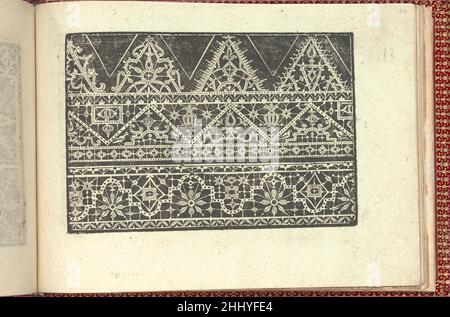 Corona delle Nobili et Virtuose Donne: Libro I-IV, Seite 112 (recto) 1601 Cesare Vecellio Italienisch Herausgegeben von Cesare Vecellio, Italienisch, Pieve di Cadore 1521-1601 Venedig, Venedig.von oben nach unten und von links nach rechts:Design bestehend aus 3 horizontalen Registern. Das obere Register ist mit Dreiecken verziert, die mit einem anderen geometrischen Muster verziert sind. Das mittlere Register ist mit einer zentralen Zickzacklinie verziert, die 2 Dreiecke bildet, die mit verschiedenen Mustern verziert sind. Das untere Register ist mit einer geschwungenen gepunkteten Linie verziert, die horizontal durch die Mitte verläuft; Abbildung o Stockfoto