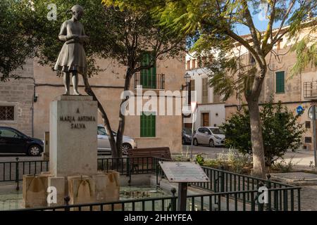 Llucmajor, januar 21 2022: Bronzeskulptur auf einem öffentlichen Platz mit dem Titel S'Espigolera, gewidmet der Dichterin der mallorquinischen Stadt Llucmajor, Maria Stockfoto