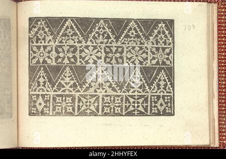 Corona delle Nobili et Virtuose Donne: Libro I-IV, Seite 107 (recto) 1601 Cesare Vecellio Italienisch Herausgegeben von Cesare Vecellio, Italienisch, Pieve di Cadore 1521-1601 Venedig, Venedig.von oben nach unten und von links nach rechts:Design bestehend aus 4 horizontalen Registern. Das erste und dritte Register sind mit 5 Dreiecken verziert, die mit einem Blumenmotiv verziert sind. Das zweite und vierte Register sind mit Quadraten verziert, die jeweils mit einer Blume verziert sind. Corona delle Nobili et Virtuose Donne: Libro I-IV, Seite 107 (recto) 661958 Stockfoto