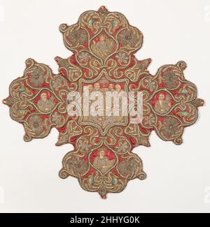 Gesticktes Kreuz aus einem Omophorion Ende des 17th. Oder Anfang des 18th. Jahrhunderts Osmanen Dieses gestickte Kreuz aus der äußeren Stola eines Bischofs oder Omophorion spiegelt die Verbreitung des Barockstils nach Osten über Venedig wider. Dieses gestickte Kreuz und sein Paar (siehe 17.120.108) stellen die Kreuzigung Christi und das Pfingsten dar, jeweils umgeben von den Schriftstellern der Evangelien und vier Propheten. Gesticktes Kreuz aus einem Omophorion 219959 Stockfoto
