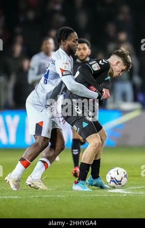 Luton, Großbritannien. 25th Januar 2022. Fred Onyedinma (24) aus Luton Town beim Sky Bet Championship-Spiel zwischen Luton Town und Bristol City am 25. Januar 2022 in der Kenilworth Road, Luton, England. Foto von David Horn. Quelle: Prime Media Images/Alamy Live News Stockfoto