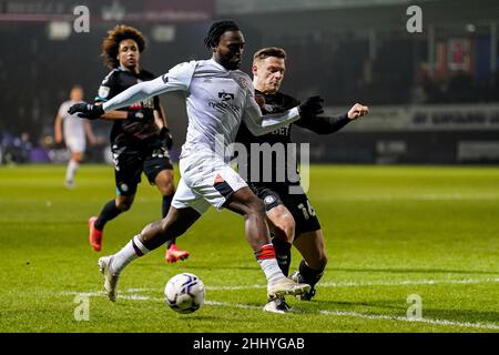 Luton, Großbritannien. 25th Januar 2022. Fred Onyedinma (24) aus Luton Town beim Sky Bet Championship-Spiel zwischen Luton Town und Bristol City am 25. Januar 2022 in der Kenilworth Road, Luton, England. Foto von David Horn. Quelle: Prime Media Images/Alamy Live News Stockfoto