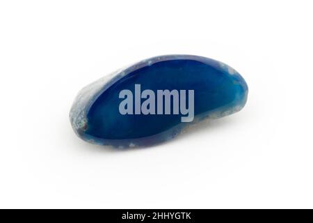 Blauer Achatstein auf weißem Hintergrund Stockfoto
