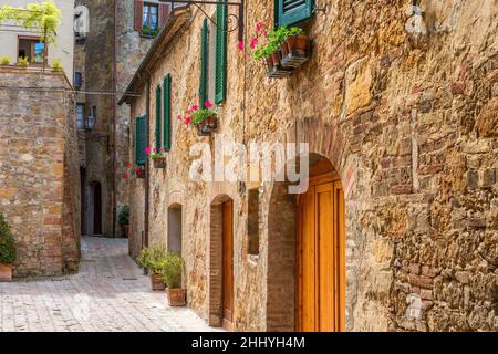 Hinterhof mit blühenden Pflanzen an den Fenstern in einer Gasse Stockfoto