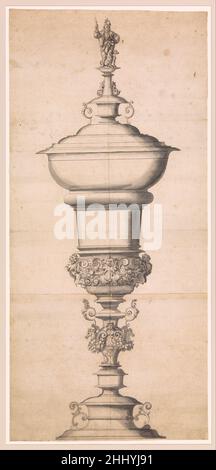 Entwurf für einen großen Kelch ca. 1570–80 Jost Amman Swiss zugeschrieben der südliche Teil des modernen Deutschlands war im 16. Und 17. Jahrhundert ein wichtiges Zentrum für Gold- und Silberschmiedearbeiten. Von den vielen prächtigen Gefäßen, Platten, Särgen und skulpturalen Mittelstücken, die für zahlreiche Fürsten, Regierungsbeamte und reiche Kaufleute geschaffen wurden, ist heute nur noch ein Fragment erhalten. Noch seltener sind Zeichnungen, die mit dieser Branche in Verbindung stehen. Das heutige Design für einen großen Stehbecher wurde durch seine frühe Lagerung in einem Album erhalten. Die männliche Figur auf dem Deckel deutet darauf hin, dass die Tasse Stockfoto
