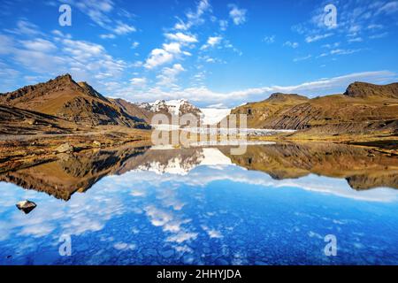 Svinafellsjokull, ein Auslaufgletscher des Vatnajokull, der größten Eiskappe Europas. Spiegelreflexion in der Gletscherlagune, Island Stockfoto